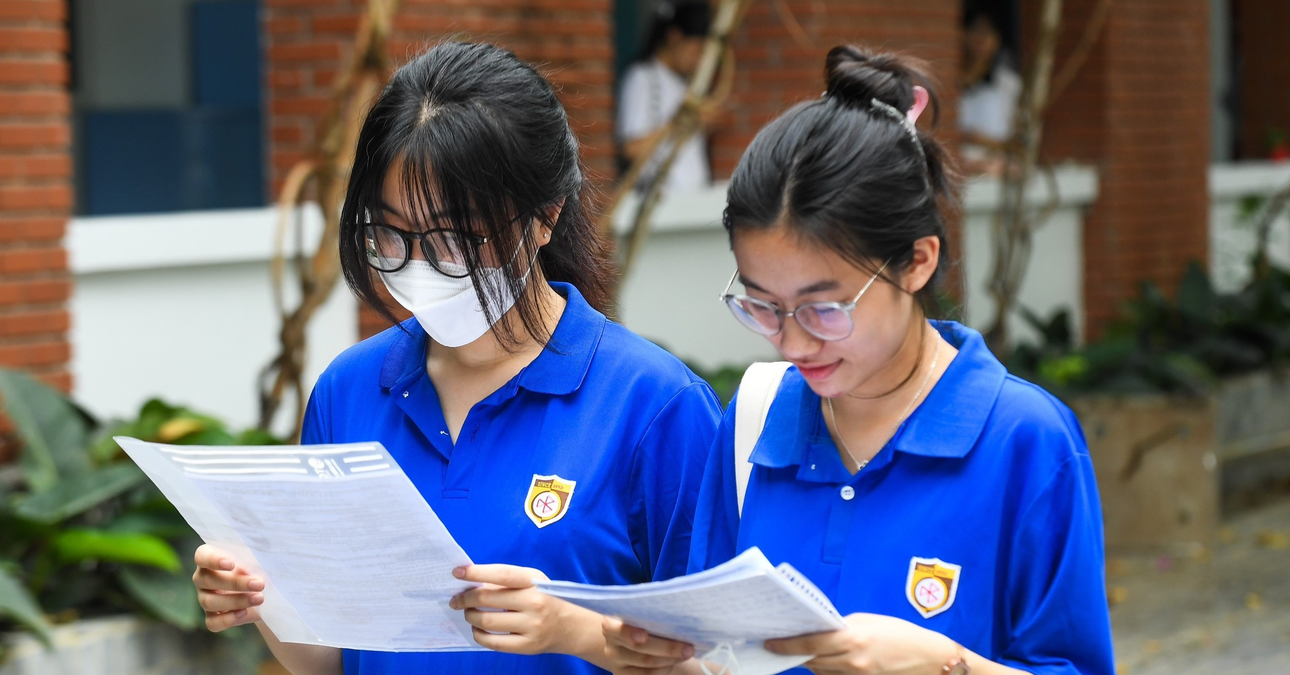 Aumentar la proporción de las puntuaciones del expediente académico en los exámenes de graduación de la escuela secundaria: ¿un arma de “doble filo”?