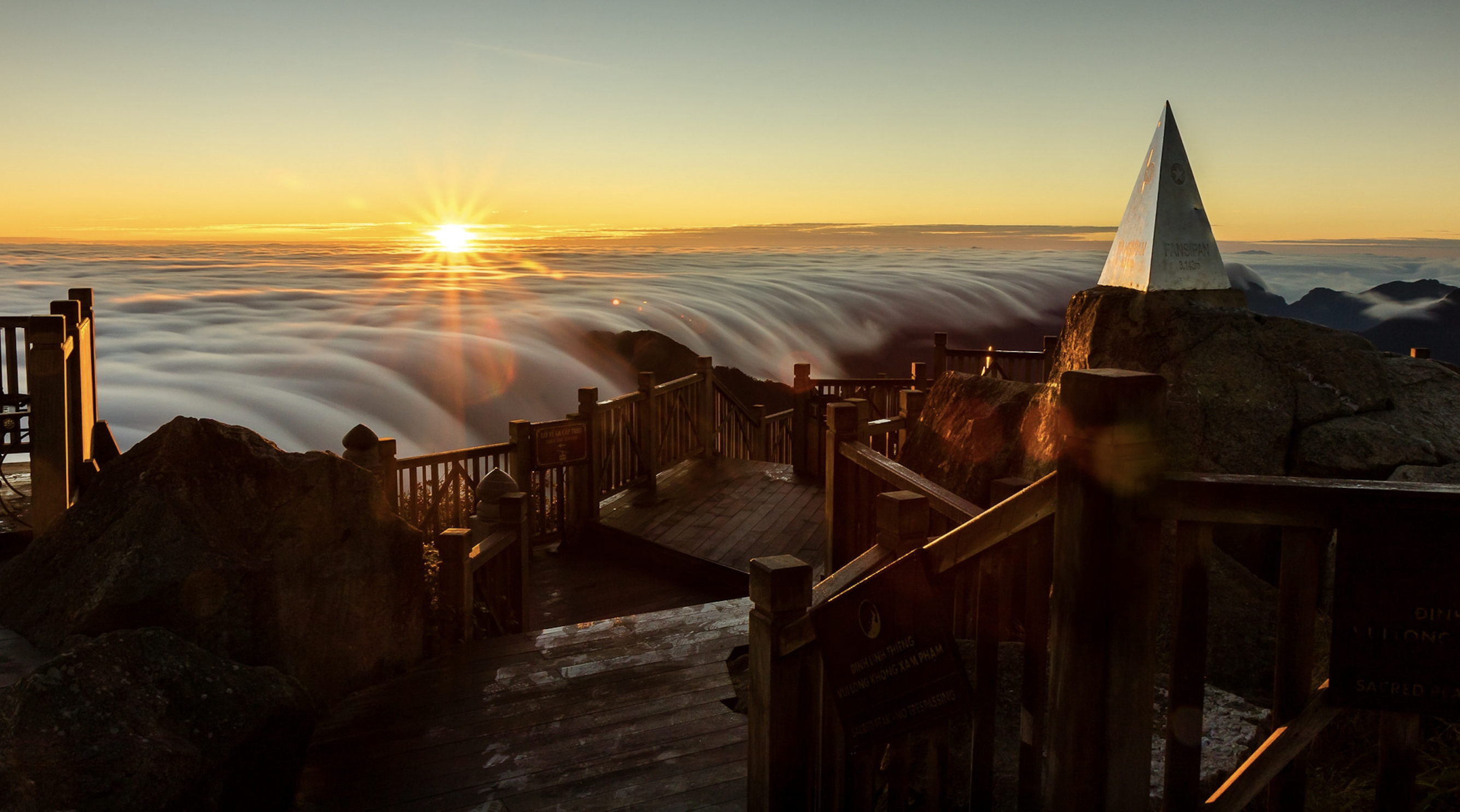 Sa Pa: Frost appears on Fansipan peak