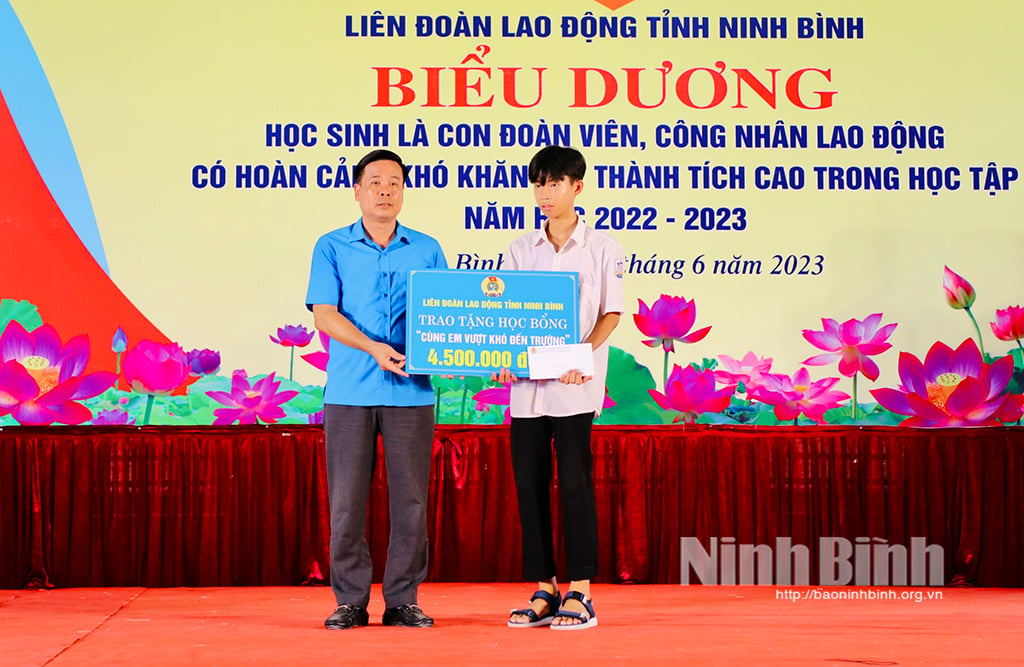 LĐLĐ tỉnh biểu dương con của đoàn viên công nhân lao động có hoàn cảnh khó khăn đạt thành tích cao trong học tập