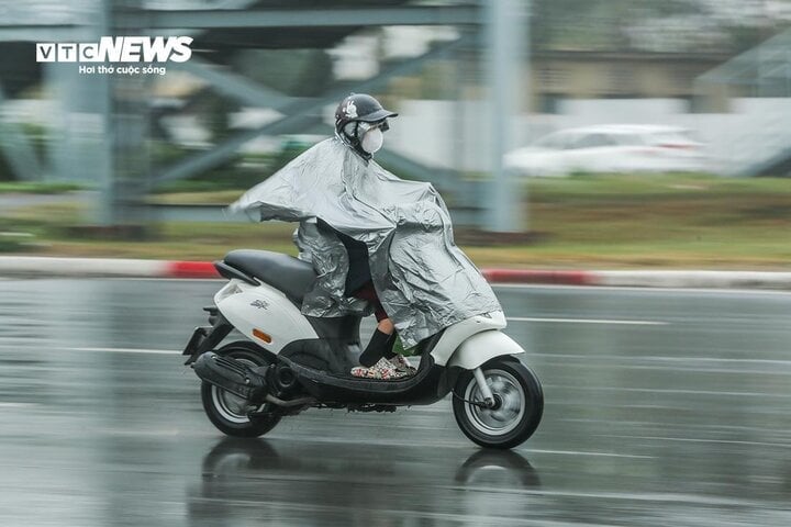 ภายใต้อิทธิพลของอากาศหนาวเย็น ภาคเหนือมีฝนตกหนักและมีพายุฝนฟ้าคะนอง และมีฝนตกหนักบางพื้นที่ (ภาพประกอบ: โง นุง)