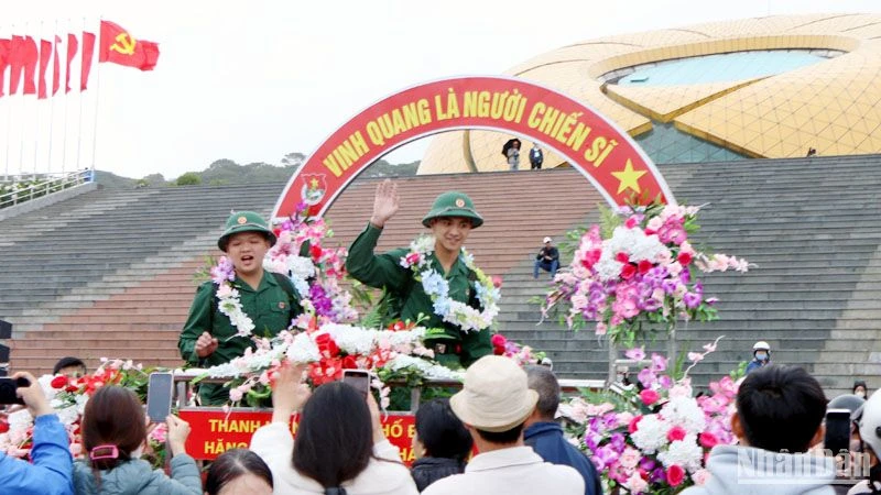 Thanh niên Lâm Đồng nô nức lên đường thực hiện nghĩa vụ thiêng liêng với Tổ quốc