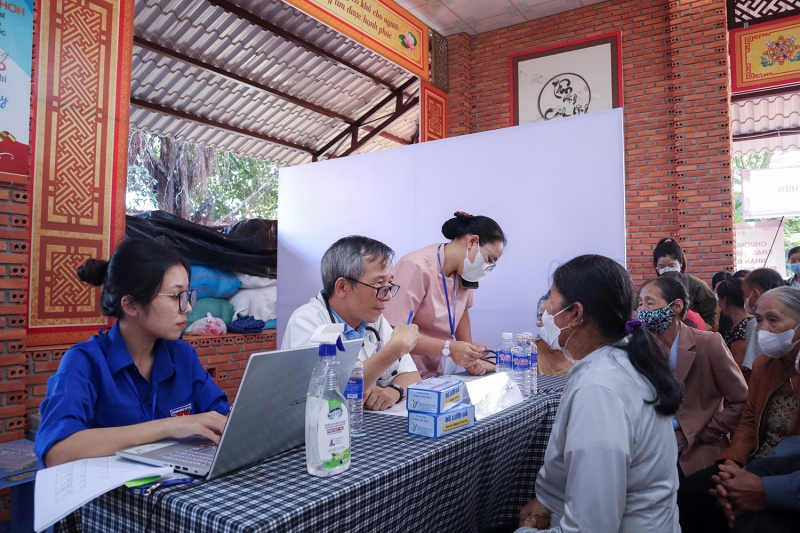 Doctors from Buon Ma Thuot University of Medicine and Pharmacy Hospital examine and advise people