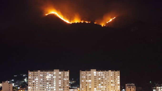 山頂の植生は5時間燃え続けた。写真: ブイ・トアン