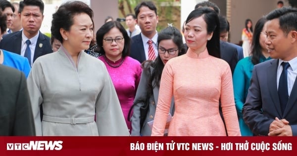 Die beiden First Ladies der Präsidenten von Vietnam und China besuchen die Hanoi National University