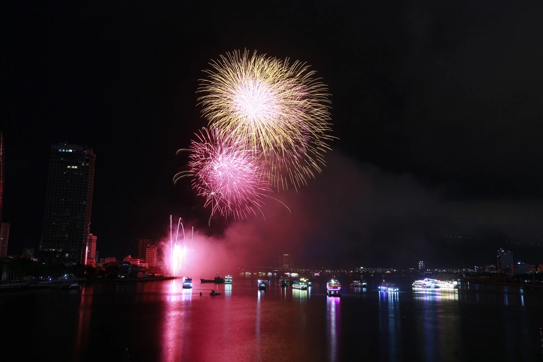 Fireworks festival in Da Nang must arrange more seats for tourists