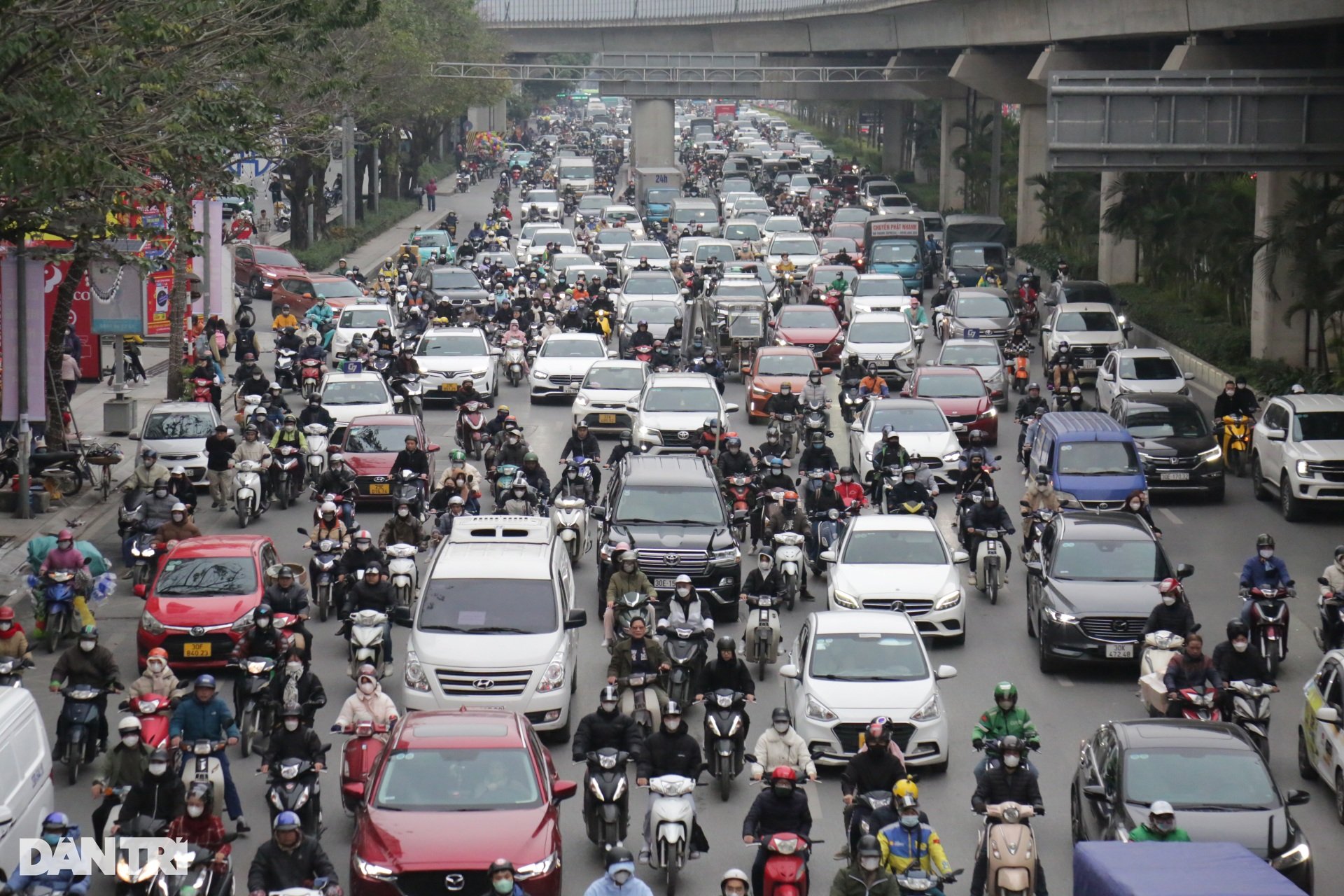 Giao thông Hà Nội ùn tắc ngày giáp Tết, CSGT căng mình phân luồng - 1