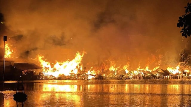 桃湖運河沿いの住宅で激しい火災が発生し、大きな物的損害が発生