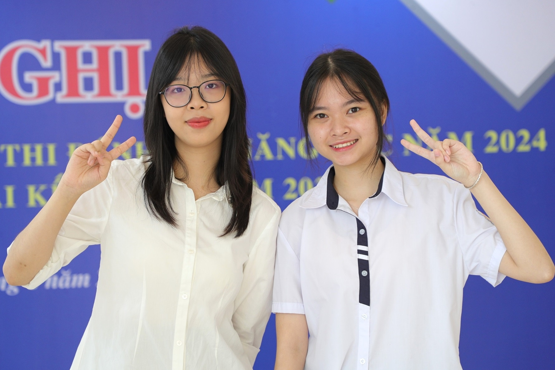 Which universities did the 2 female valedictorians of the Hanoi National University's Aptitude Test pass?