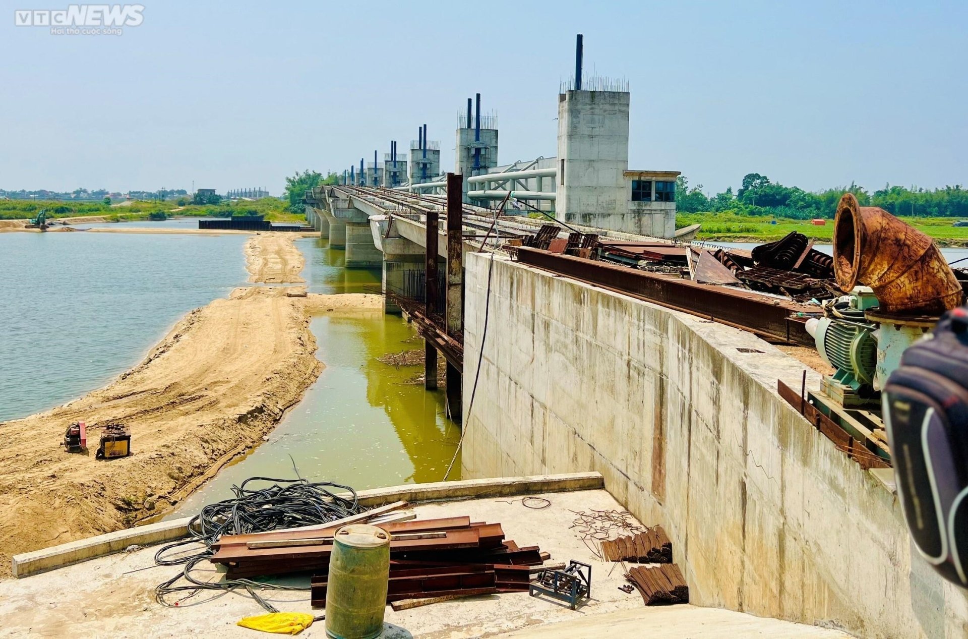 Land acquisition issues, 1,500 billion VND dam project that was involved in a series of violations is behind schedule - 2