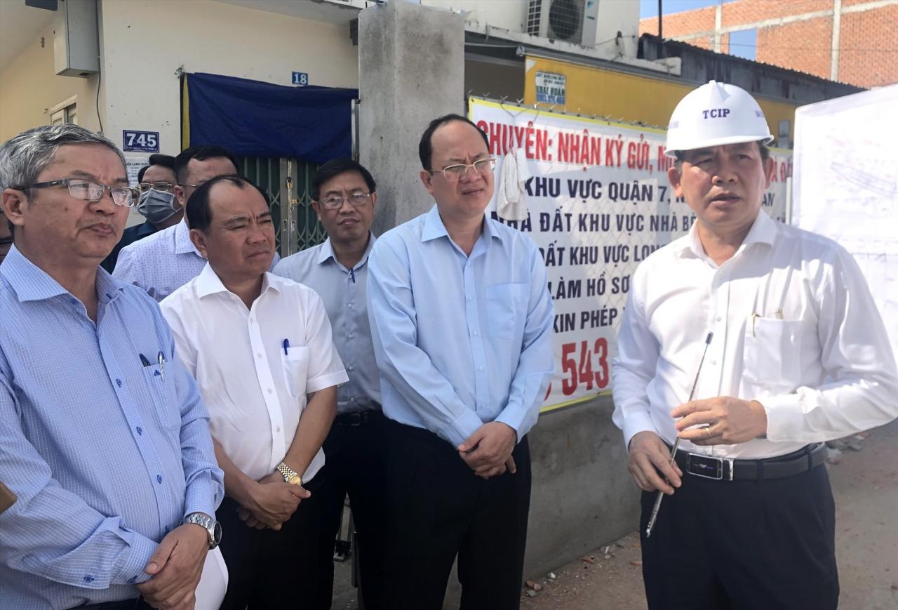 Deputy Secretary of the Ho Chi Minh City Party Committee Nguyen Ho Hai (second from right) supervises the Long Kieng bridge project. Photo: Minh Quan