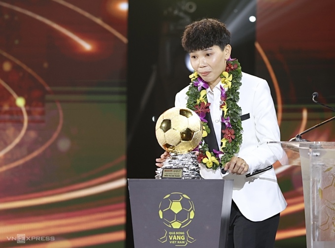 Kim Thanh cried when speaking, after fulfilling her dream of winning the Vietnamese Golden Ball. Photo: Duc Dong