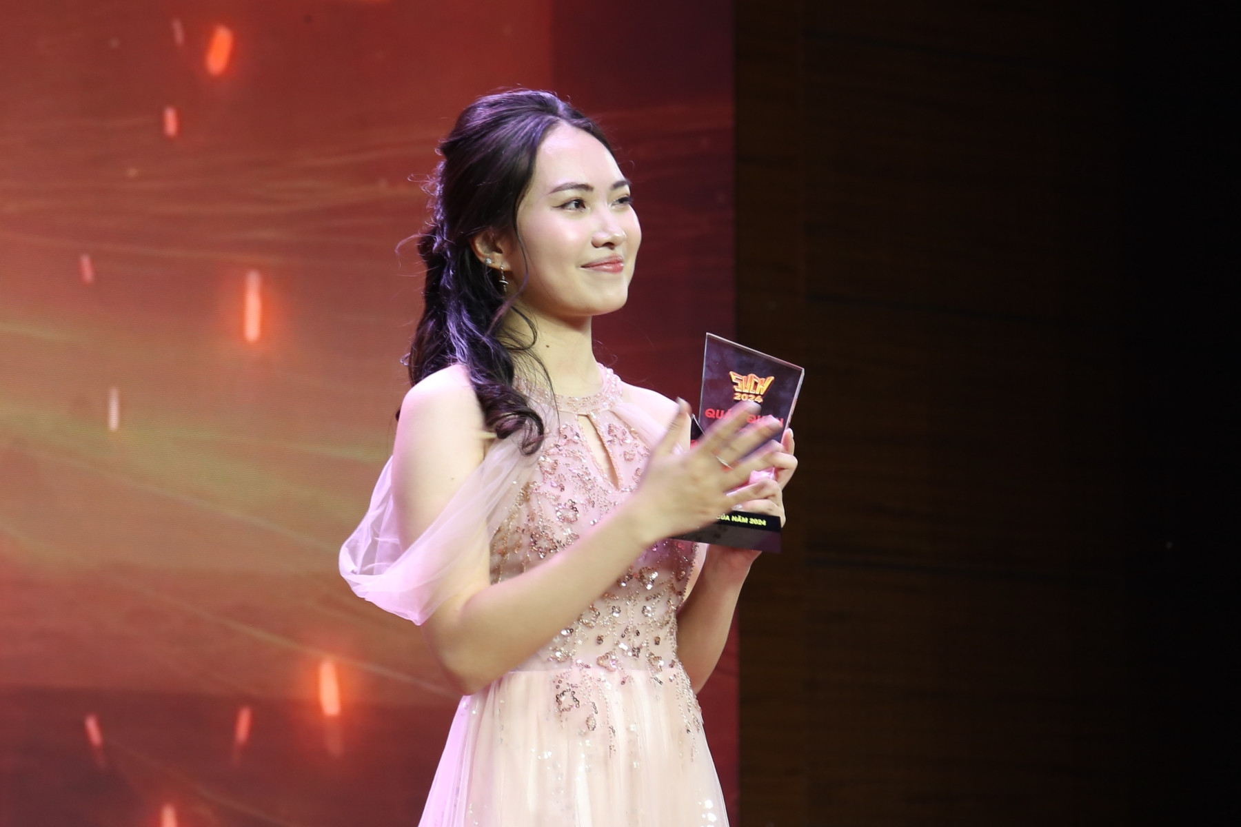 Beautiful female valedictorian is 'student of the year' at Hanoi Medical University