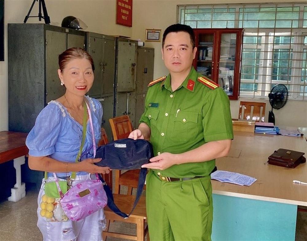 ប៉ូលីសសង្កាត់ Dai Yen បានប្រគល់ទ្រព្យសម្បត្តិទៅលោកស្រី Chu Shu Chiung ។