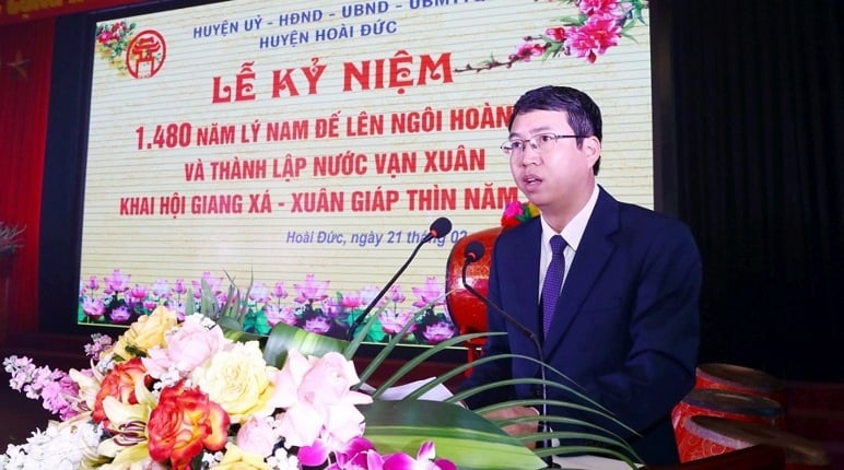 Chairman of Hoai Duc District People's Committee Nguyen Hoang Truong reported at the anniversary ceremony...