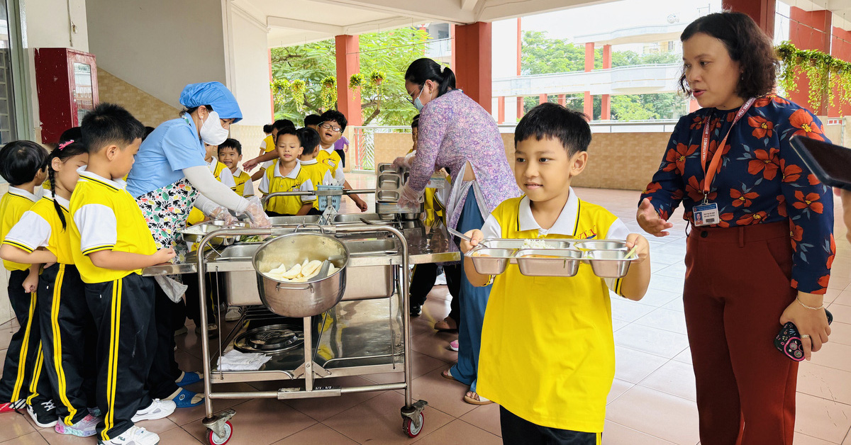 Phụ huynh đồng hành với bữa ăn bán trú của con, dễ mà sao ít trường làm được?