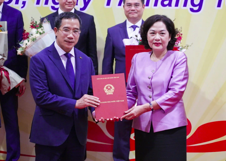 Governor of the State Bank of Vietnam Nguyen Thi Hong handed over the decision on the compulsory transfer of OceanBank to MB to Mr. Luu Trung Thai - Chairman of the Board of Directors of MB.