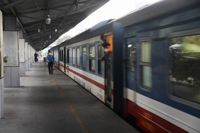 Tren de pasajeros Norte-Sur en la estación de Saigón. Foto: Quynh Tran