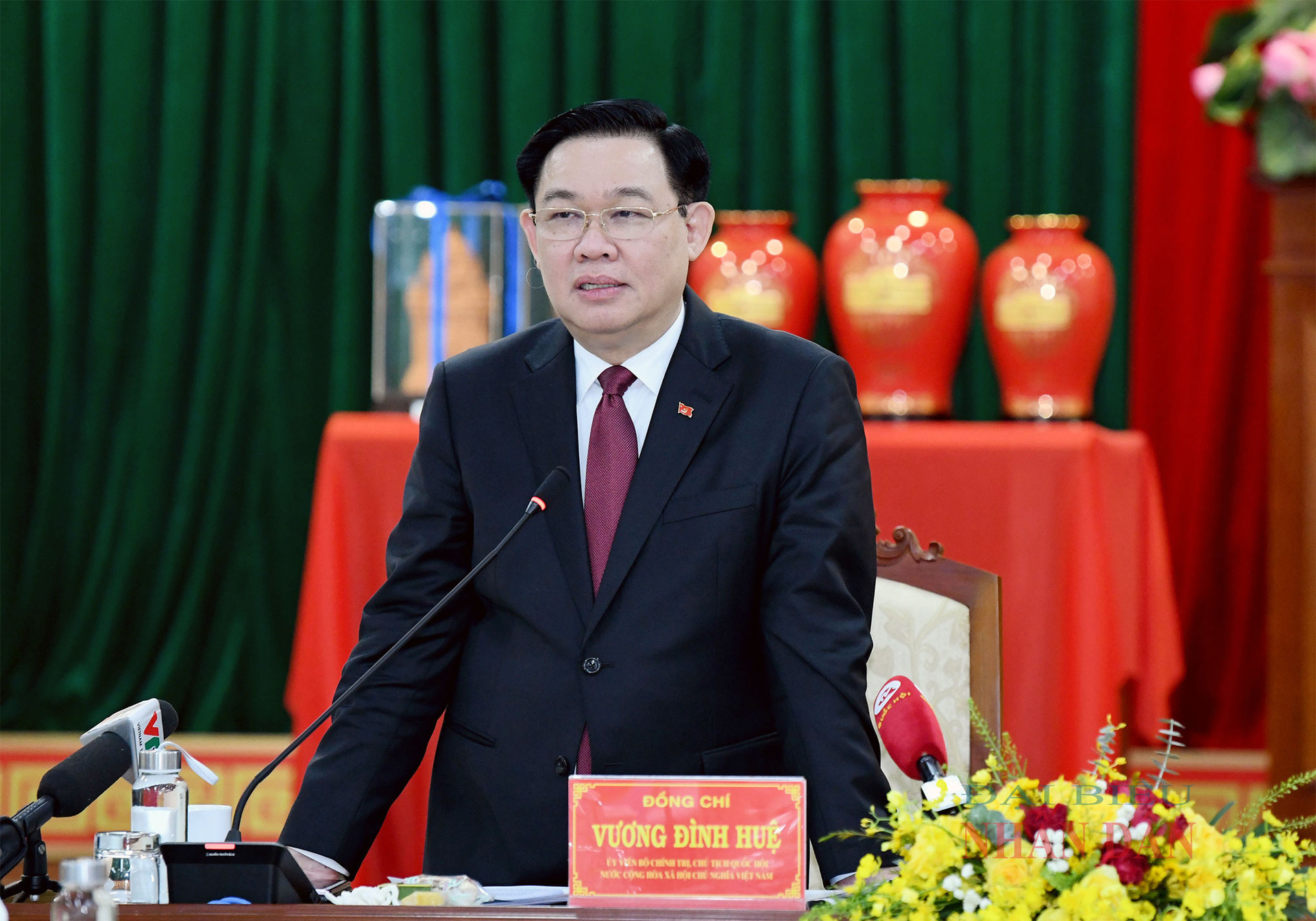 Le président de l'Assemblée nationale, Vuong Dinh Hue, travaille avec le Comité permanent du Comité provincial du Parti de Phu Yen -0