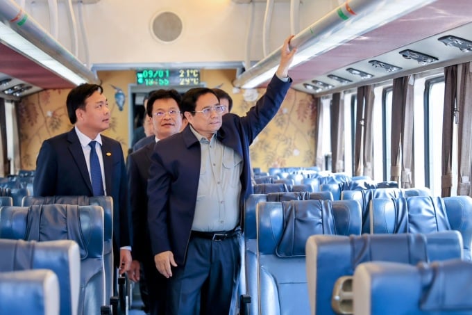 The Prime Minister inspects the facilities of the high-quality passenger train Hanoi – Da Nang (SE19). Photo: VGP