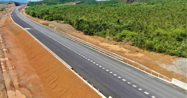 Nahaufnahme der „prägenden Linien“ der Autobahn Van Phong – Nha Trang