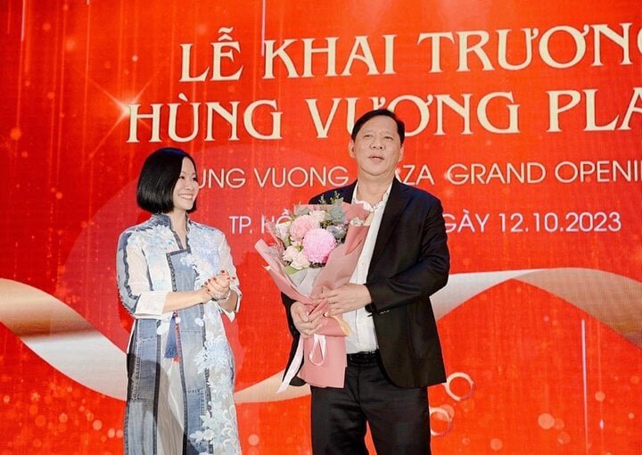 Trao hoa chúc mừng Hùng Vương Plaza chính thức khai trương.