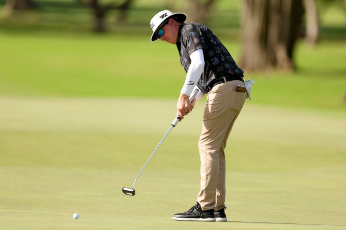 Joel Dahmen patea en el cuarto hoyo de la primera ronda del Sony Open en el campo de golf Waialae en Honolulu, Hawaii, el 11 de enero de 2024. Foto: AFP