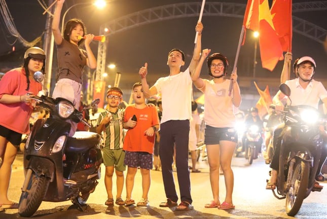 ホーチミン市のファンが「超暑い」夜通し祝う様々な方法（写真10）