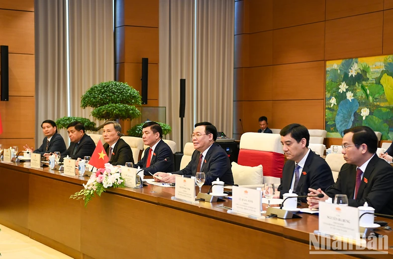 [Photo] Le président de l'Assemblée nationale Vuong Dinh Hue rencontre le Premier ministre laotien Sonexay Siphandone photo 6