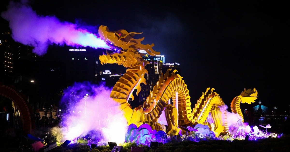 Da Nang's Tet flower street revealed with mascot simulating fire-breathing dragon bridge