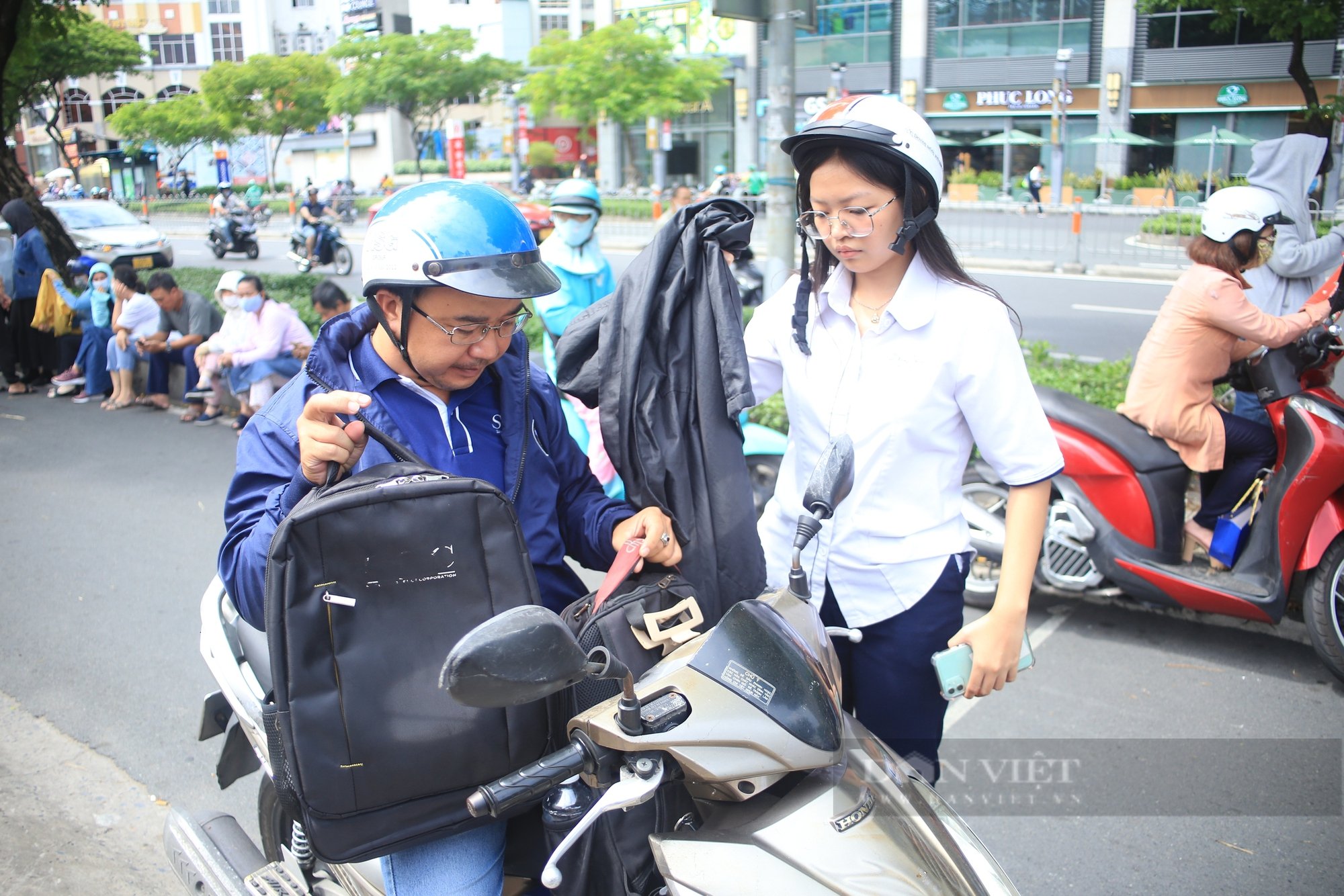 Phụ huynh thuê khách sạn gần trường để đưa con đi thi tốt nghiệp THPT 2024 cho tiện- Ảnh 2.