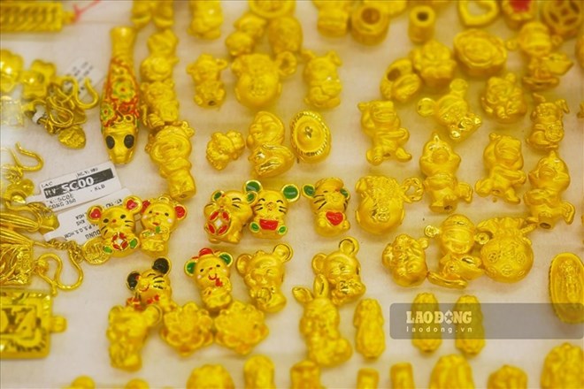 Update on the closing price of gold on November 4: Sudden and shocking drop of 650,000 VND/tael