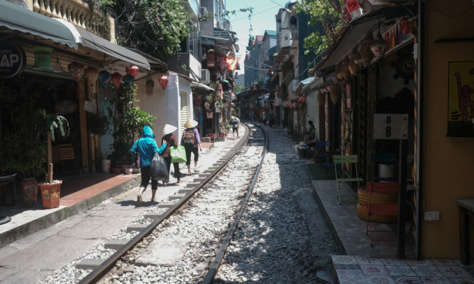 Phung Hung train street is deserted on the morning of August 31.