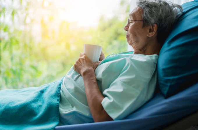 Les personnes souffrant d'hypertension artérielle soudaine doivent s'allonger, se détendre et boire de l'eau pour stabiliser leur tension. Photo : Freepik