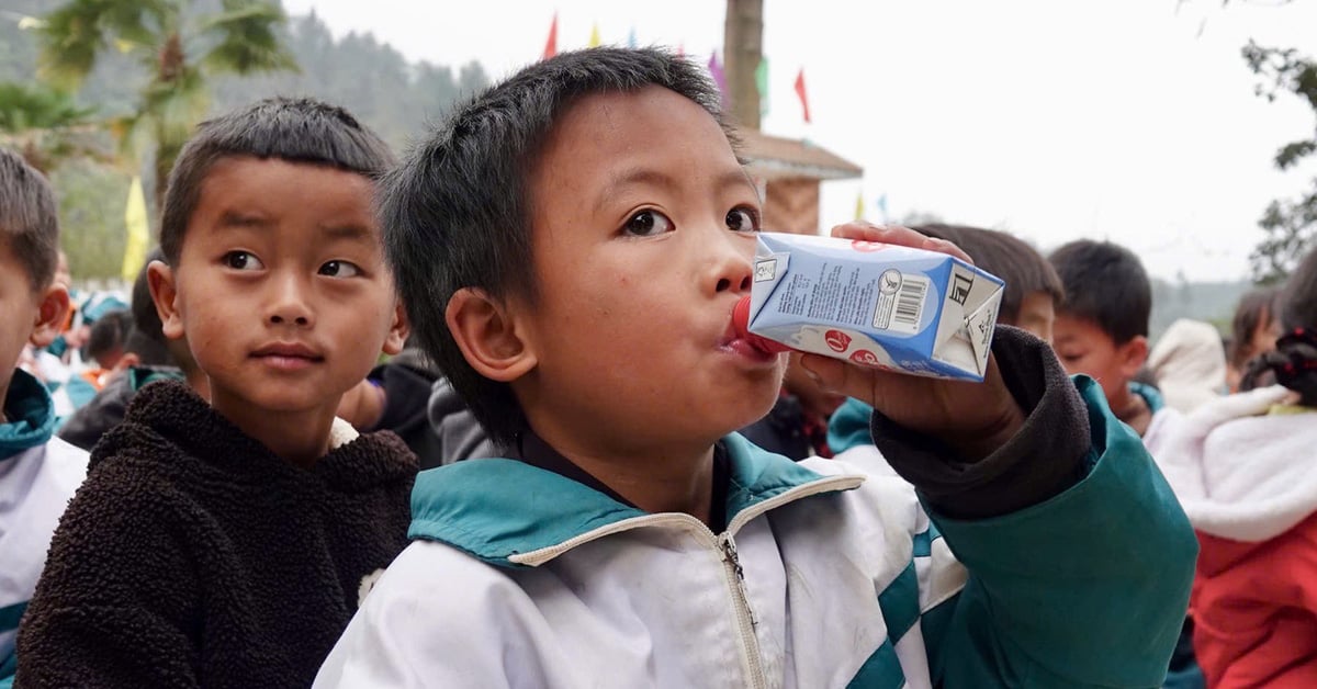 Envío de leche a estudiantes de zonas montañosas afectadas por el tifón Yagi