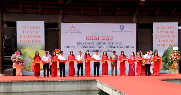 Cérémonie d'ouverture et de remise des prix du 26e Festival de photographie artistique du delta du fleuve Rouge 2024 dans la ville de Ninh Binh