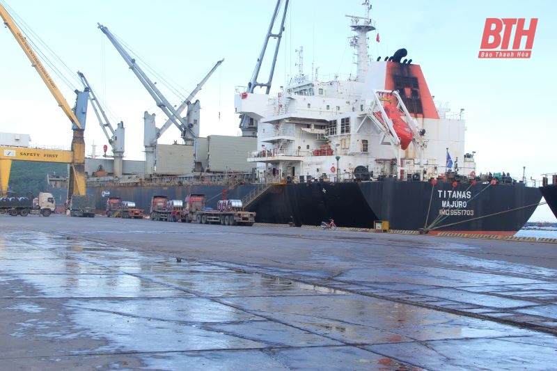 Bustling cargo through Nghi Son Port