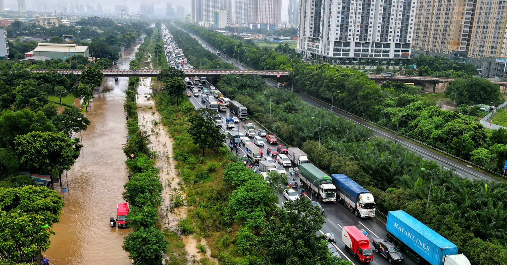 Mưa ngớt, đường gom đại lộ Thăng Long vẫn chìm trong biển nước