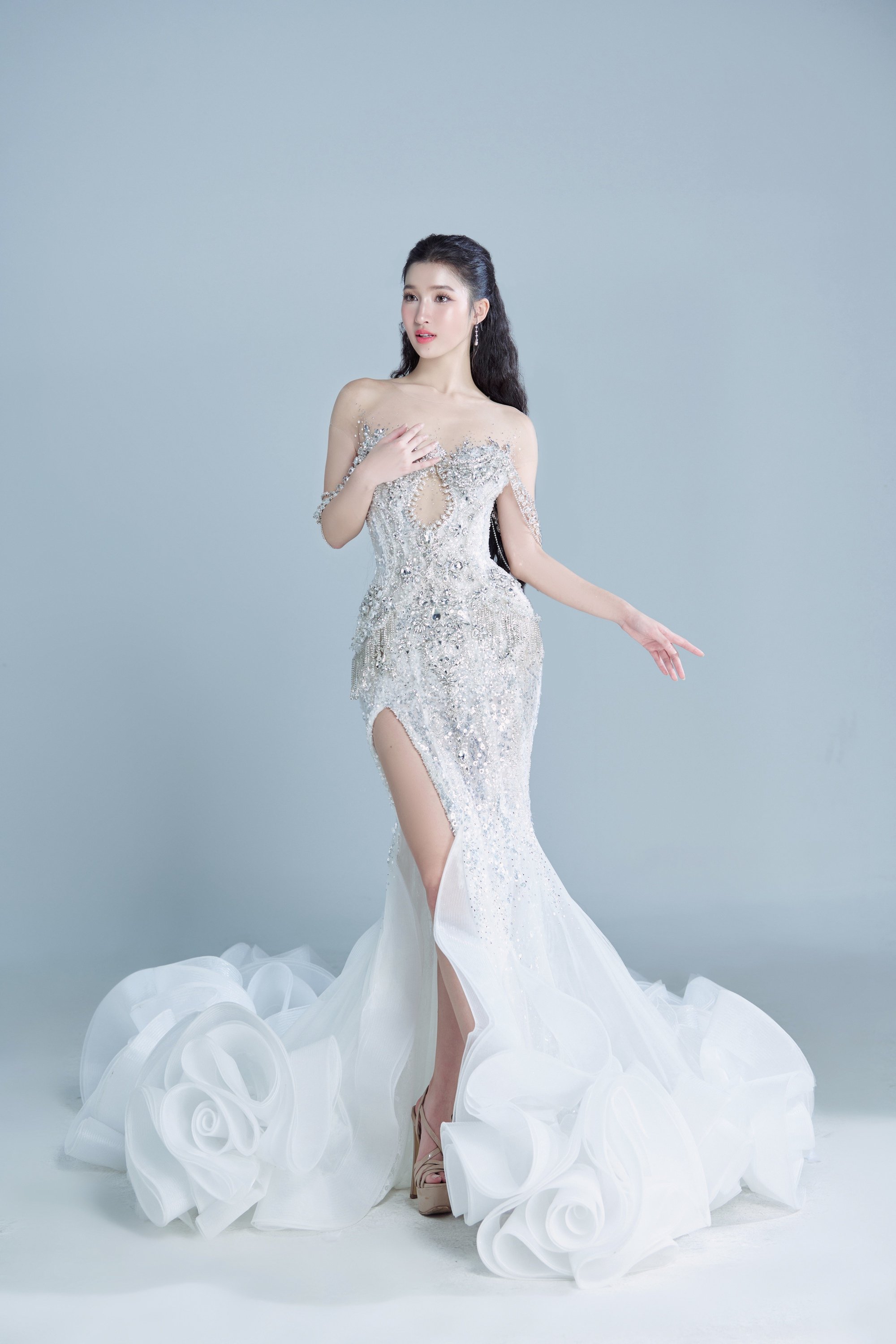 Ngơ ngẩn ngắm Phương Nhi "lên đồ" trắng muốt cho đêm chung kết Miss International 2023 - Ảnh 7.