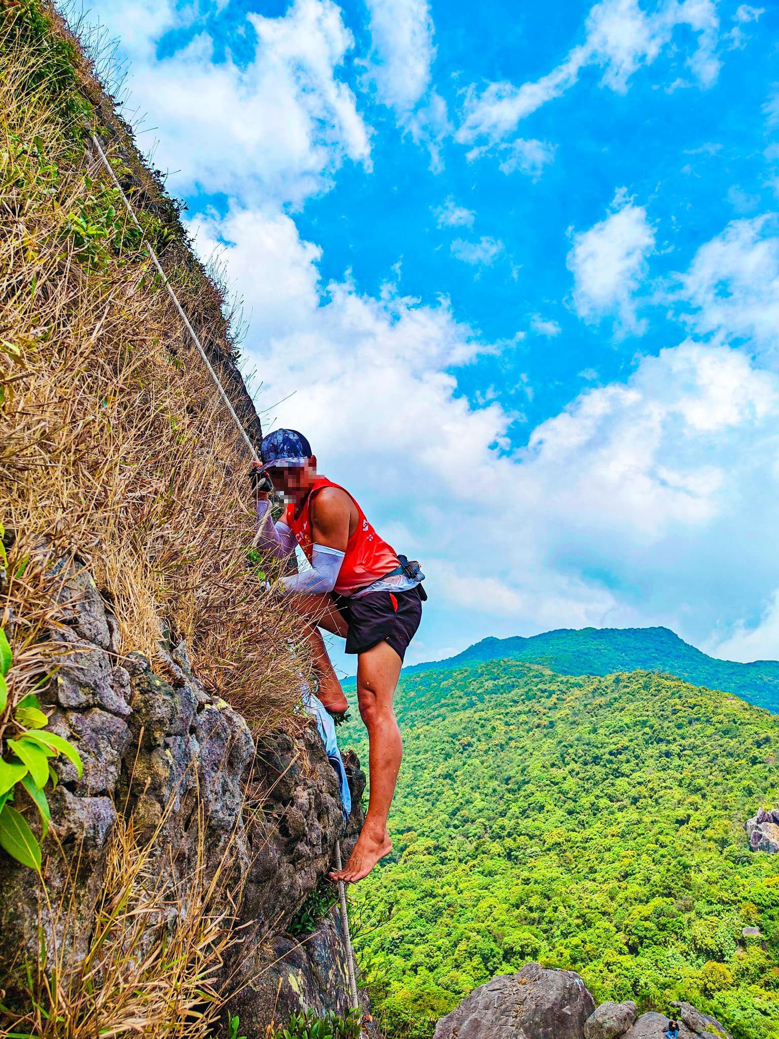 Không đồ bảo hộ chuyên nghiệp, người leo núi chỉ có duy nhất sợi dây làm 