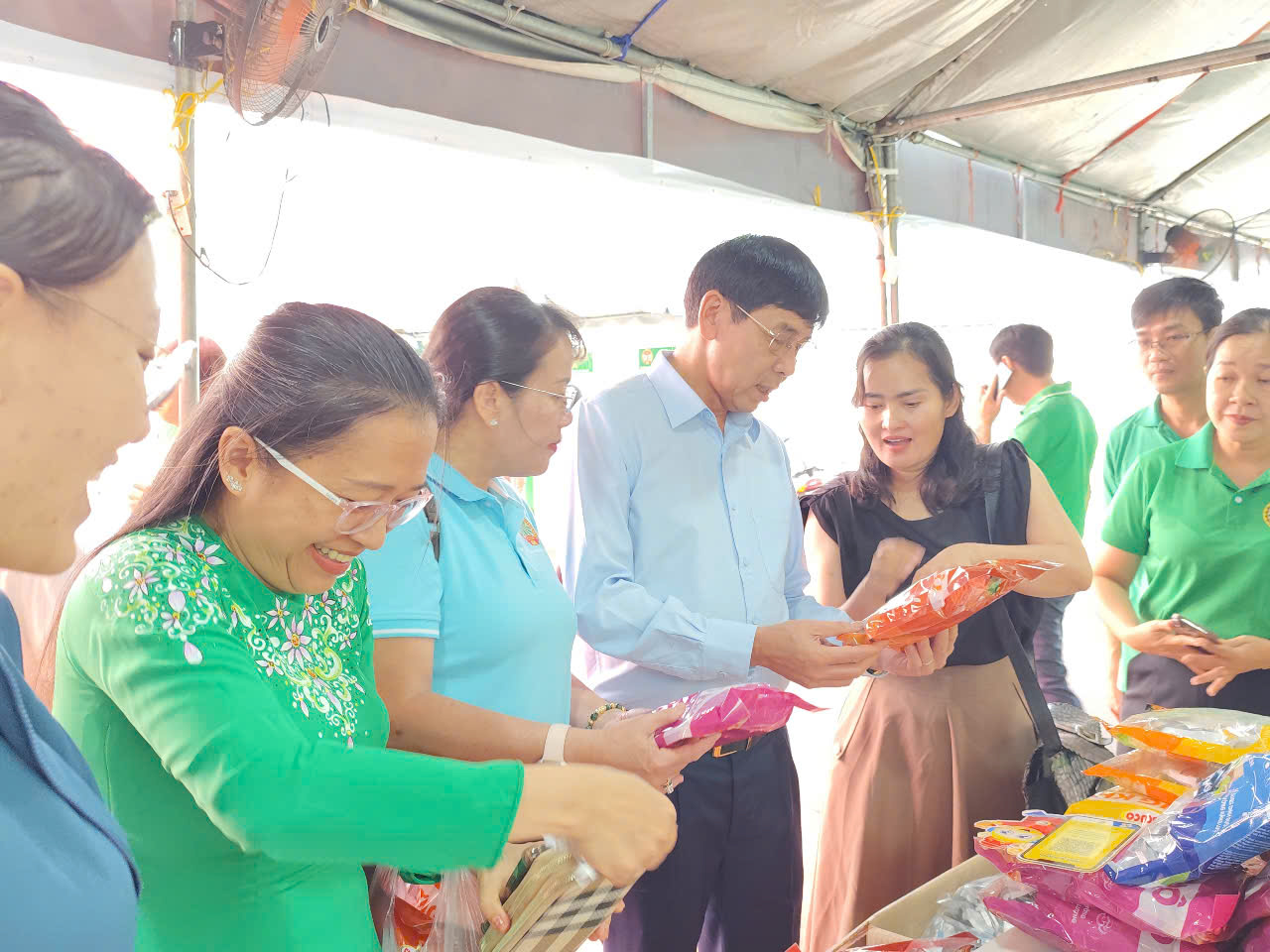 ផលិតផលធម្មតារាប់រយ OCOP HCMC និងតំបន់ប្រមូលផ្តុំគ្នាដើម្បីបម្រើការដើរទិញឥវ៉ាន់ Tet Hàng trăm sản phẩm tiêu biểu, OCOP TP.HCM và vùng, miền tụ hội phục vụ mua sắm dịp Tết