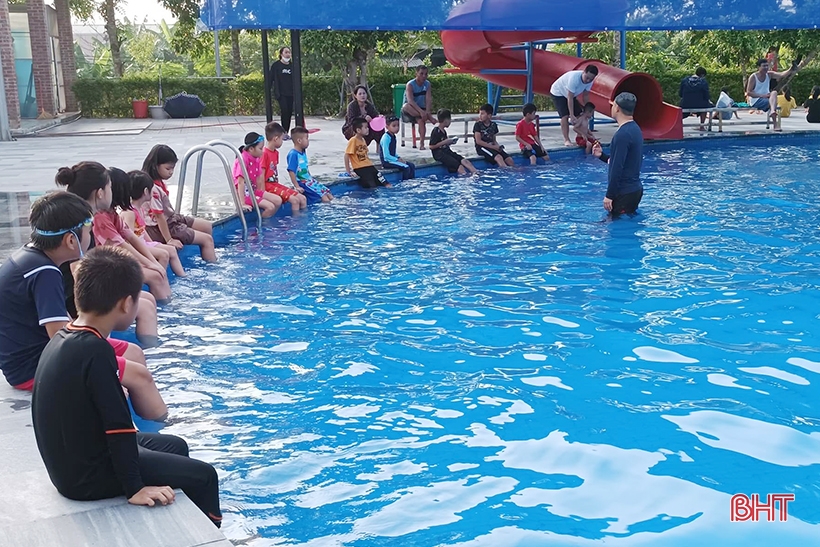 Clases de natación gratuitas y prácticas en Ha Tinh