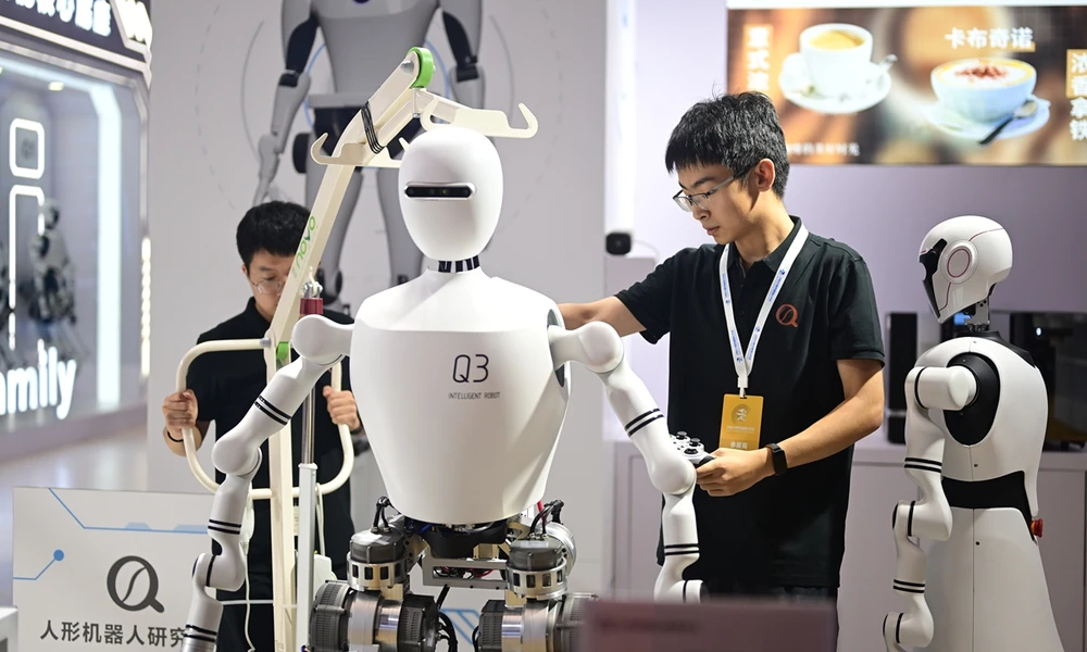 Ein Arbeiter inspiziert einen humanoiden Roboter auf der World Robot Expo 2024. (Quelle: GT)