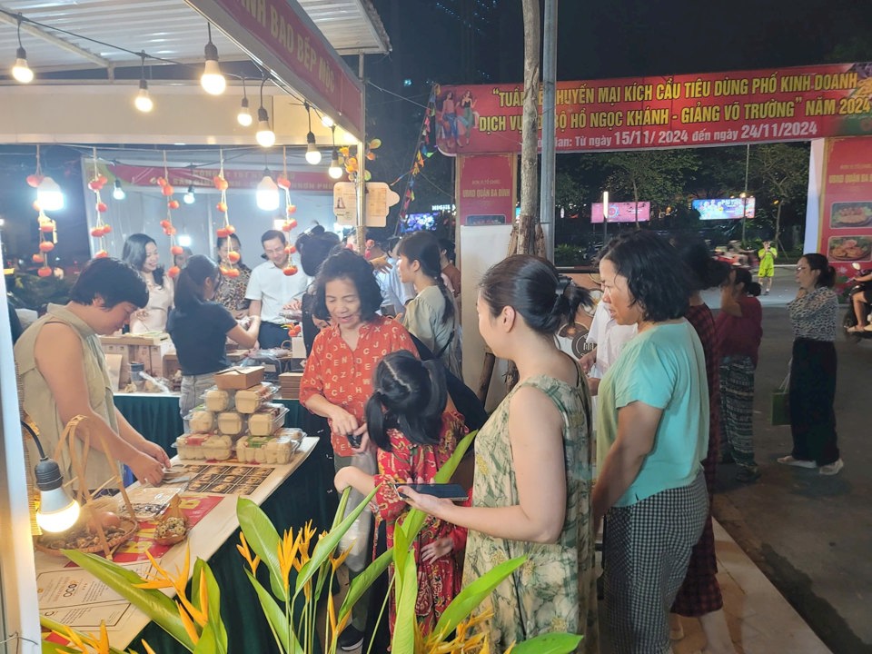 People and tourists come to visit and shop at the promotional week at the Ngoc Khanh - Giang Vo Truong walking and service business street.