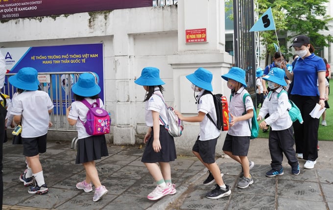 Học sinh khối 1, trường Tiểu học Archemedes Academy, trong chuyến khám phá công viên Thủ lệ hôm 18/4. Ảnh: Tiểu học Archimedes Academy