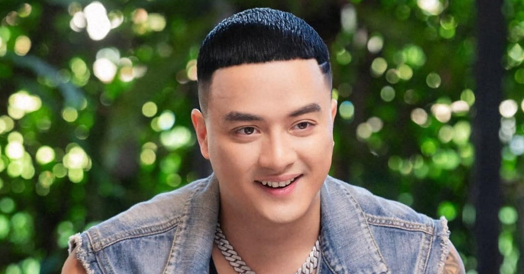 Is singer Cao Thai Son showing off too much?