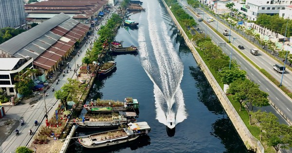 Fruits de spécialité occidentaux pendant la semaine Sur le quai, sous le bateau le long de Ben Binh Dong