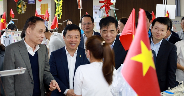 M. Le Hoai Trung a rendu visite aux travailleurs de Quang Binh et leur a souhaité une bonne année