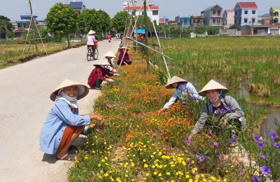 Người dân xã Quang Tiến tích cực tham gia xây dựng nông thôn mới.