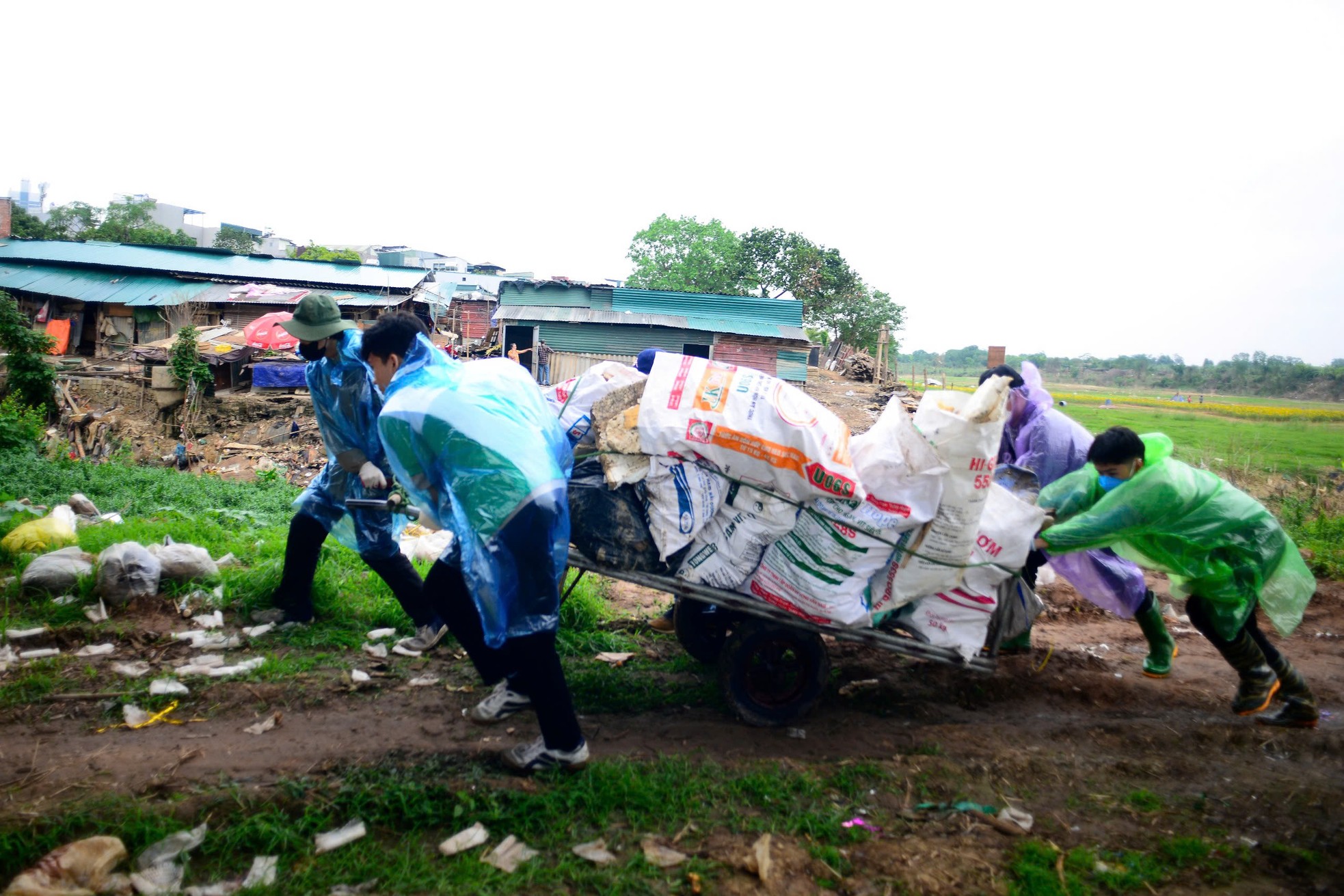 Cientos de personas desafiaron el viento y la lluvia para limpiar la basura a lo largo del Río Rojo, foto 7