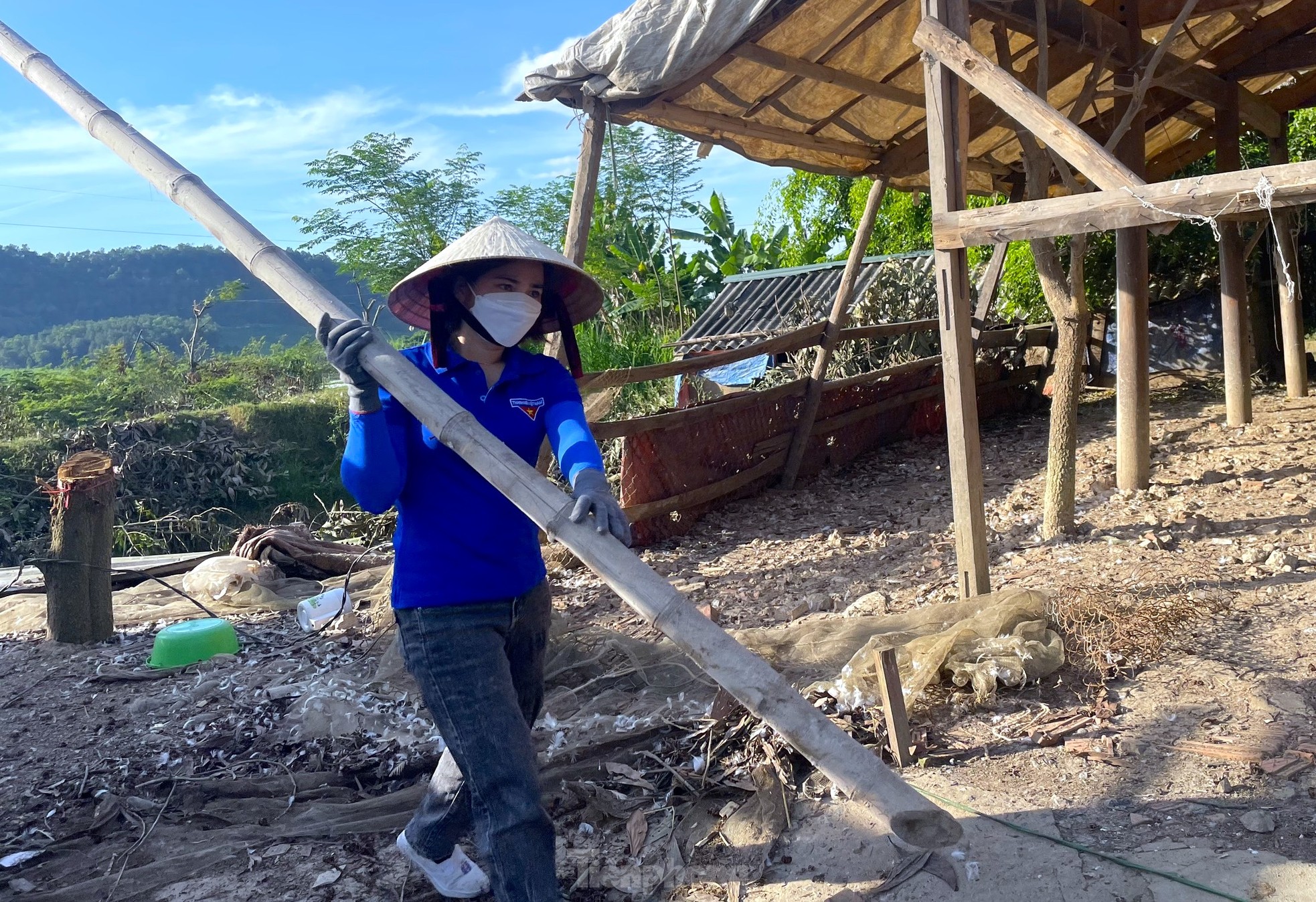 Beautiful images of green shirt volunteers contributing to the 500kV line project, circuit 3, photo 12